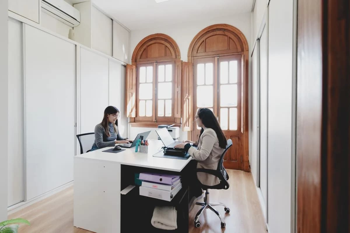 Profesionales de la Fundación trabajando en un consultorio